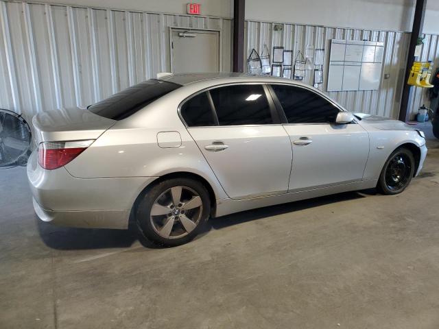 WBANF33506CS34852 - 2006 BMW 525 XI SILVER photo 3