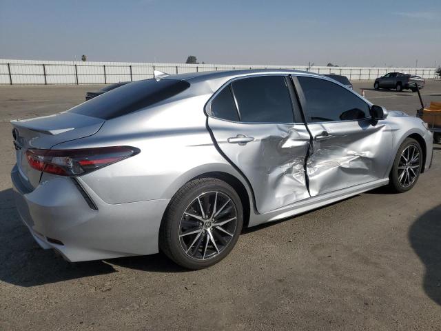 4T1T11AK0NU623453 - 2022 TOYOTA CAMRY SE SILVER photo 3