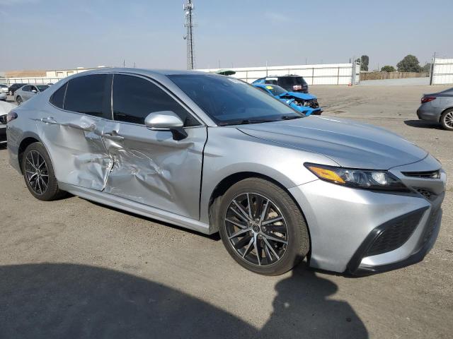 4T1T11AK0NU623453 - 2022 TOYOTA CAMRY SE SILVER photo 4