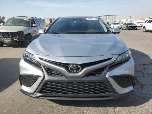4T1T11AK0NU623453 - 2022 TOYOTA CAMRY SE SILVER photo 5