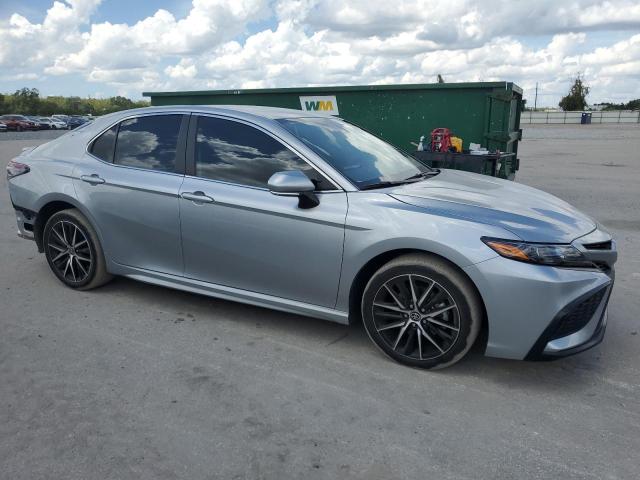 4T1G11AK9RU857680 - 2024 TOYOTA CAMRY SE NIGHT SHADE SILVER photo 4