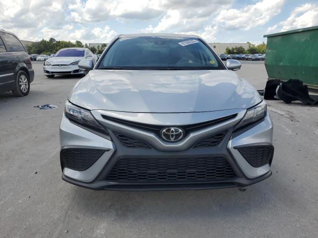 4T1G11AK9RU857680 - 2024 TOYOTA CAMRY SE NIGHT SHADE SILVER photo 5