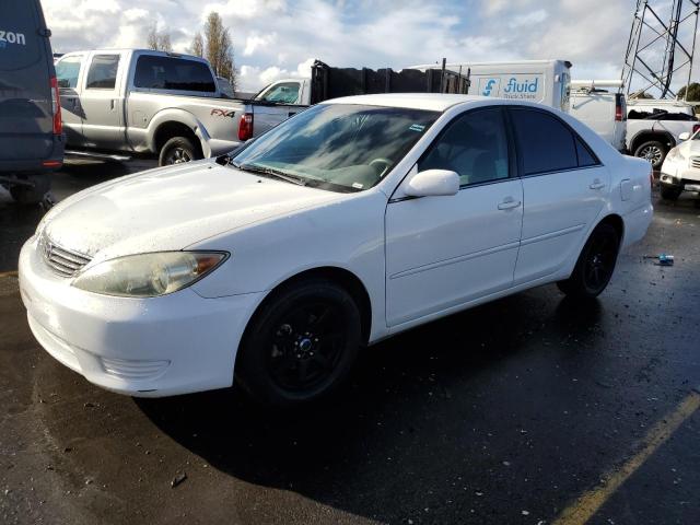4T1BE32K15U030596 - 2005 TOYOTA CAMRY LE WHITE photo 1