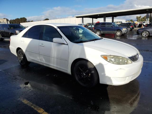 4T1BE32K15U030596 - 2005 TOYOTA CAMRY LE WHITE photo 4