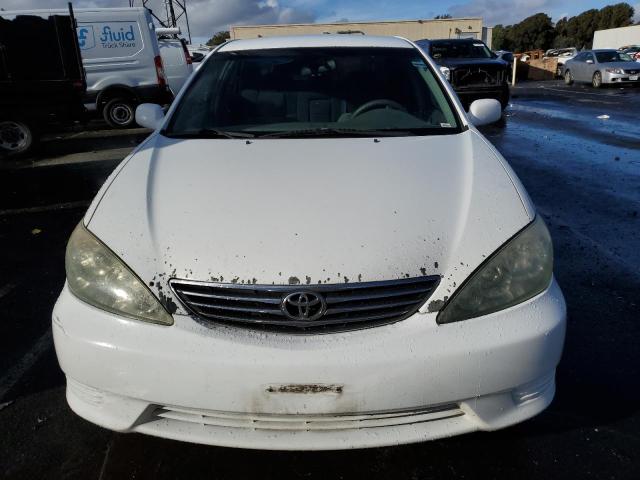 4T1BE32K15U030596 - 2005 TOYOTA CAMRY LE WHITE photo 5