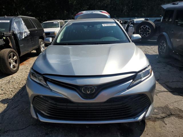 4T1B11HK2JU052740 - 2018 TOYOTA CAMRY L 银色 照片 5