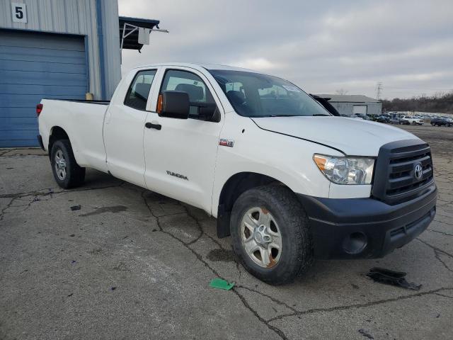 5TFCW5F10AX010173 - 2010 TOYOTA TUNDRA DOUBLE CAB SR5 WHITE photo 4
