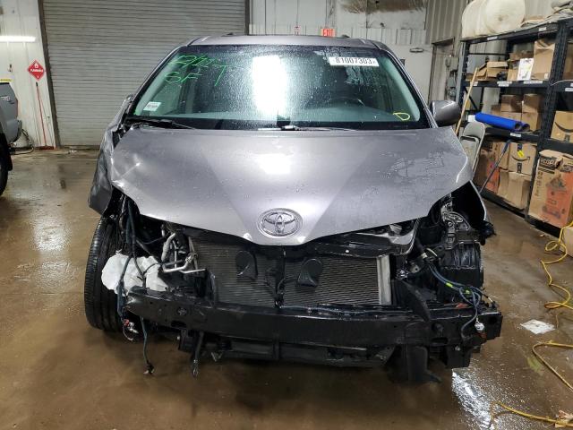 5TDXZ3DC1HS868298 - 2017 TOYOTA SIENNA SE GRAY photo 5