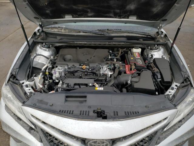 4T1B11HK0JU605806 - 2018 TOYOTA CAMRY L SILVER photo 11