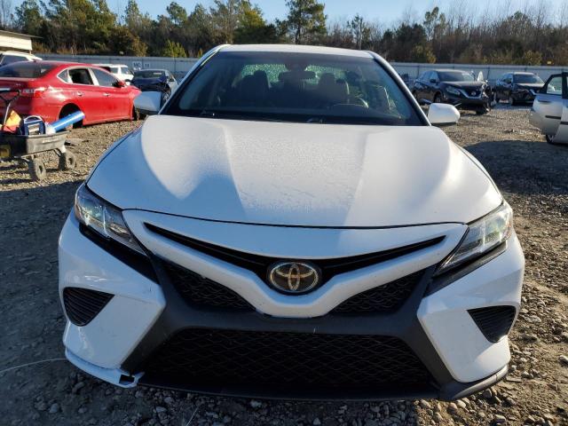 4T1B11HK8JU142703 - 2018 TOYOTA CAMRY L WHITE photo 5