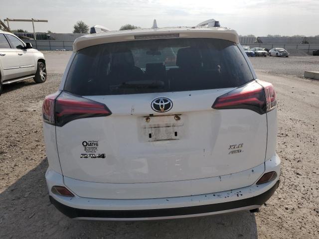 JTMRFREV0HJ135936 - 2017 TOYOTA RAV4 XLE Weiß Foto 6