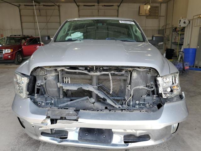 1C6RR7TT4KS556189 - 2019 RAM 1500 CLASS SLT Сріблястий фото 5