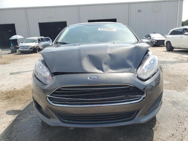 3FADP4BJ2JM106626 - 2018 FORD FIESTA SE GRAY photo 5