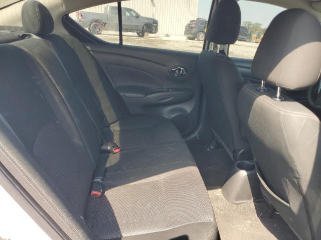 3N1CN7AP3JL827260 - 2018 NISSAN VERSA S Weiß Foto 10