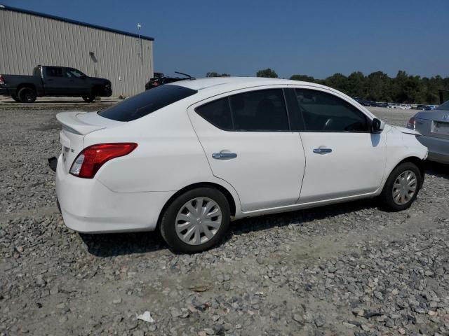 3N1CN7AP3JL827260 - 2018 NISSAN VERSA S Weiß Foto 3