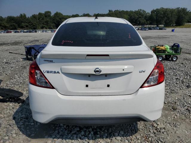 3N1CN7AP3JL827260 - 2018 NISSAN VERSA S Weiß Foto 6