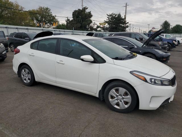 3KPFK4A74JE218944 - 2018 KIA FORTE LX Білий фото 4