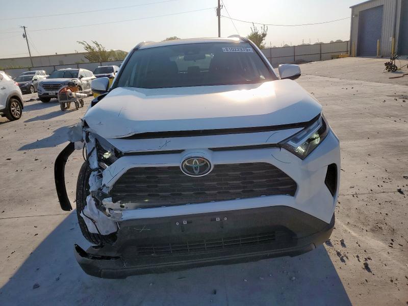 2T3W1RFV4RW362386 - 2024 TOYOTA RAV4 XLE WHITE photo 5