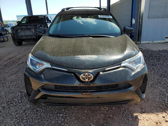2T3BFREV4HW635908 - 2017 TOYOTA RAV4 LE أسود صورة 5