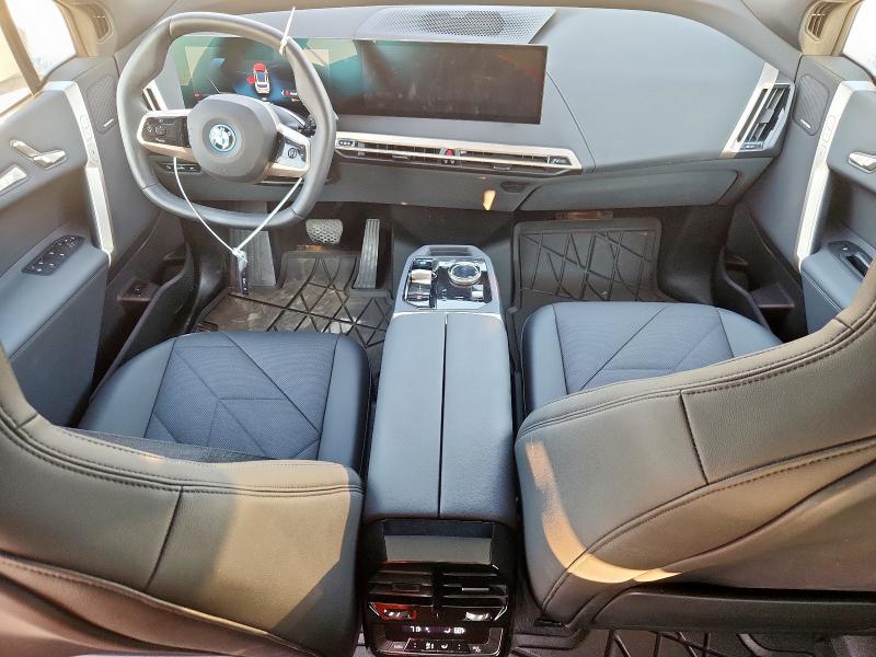 WB523CF08SCS46185 - 2025 BMW IX XDRIVE50 WHITE photo 8