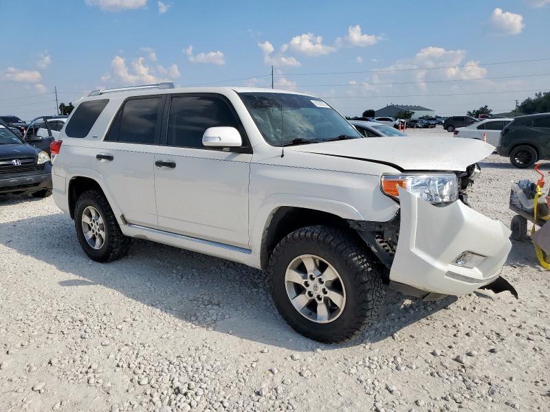 JTEZU5JR9B5021808 - 2011 TOYOTA 4RUNNER SR5 WHITE photo 4