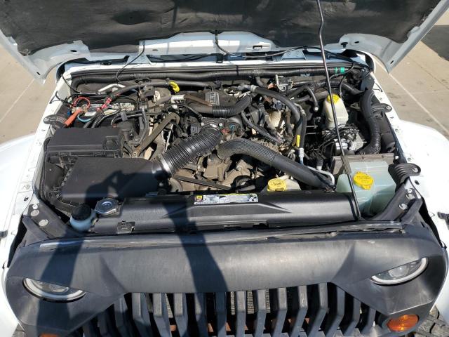 1J4BA5H18BL623829 - 2011 JEEP WRANGLER U SAHARA أبيض صورة 12