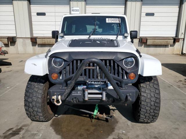 1J4BA5H18BL623829 - 2011 JEEP WRANGLER U SAHARA أبيض صورة 5