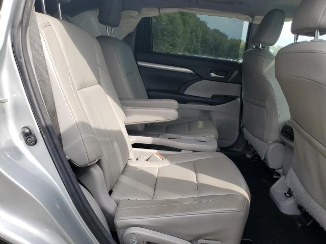 5TDJZRFH8HS365420 - 2017 TOYOTA HIGHLANDER SE SILVER photo 11