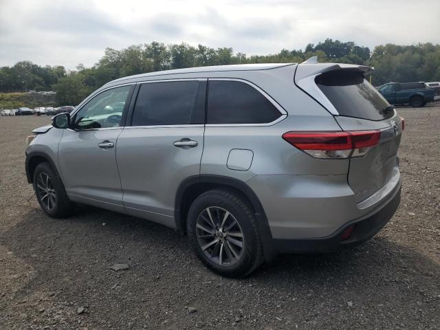 5TDJZRFH8HS365420 - 2017 TOYOTA HIGHLANDER SE SILVER photo 2