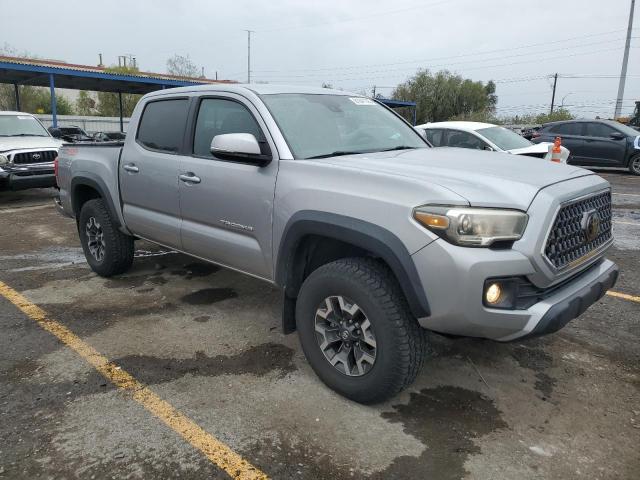5TFCZ5AN6JX136992 - 2018 TOYOTA TACOMA DOUBLE CAB Gümüş fotoğraf 4