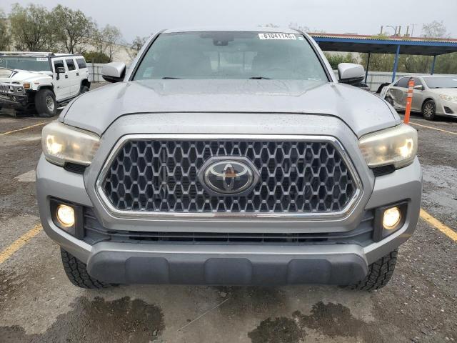 5TFCZ5AN6JX136992 - 2018 TOYOTA TACOMA DOUBLE CAB Gümüş fotoğraf 5