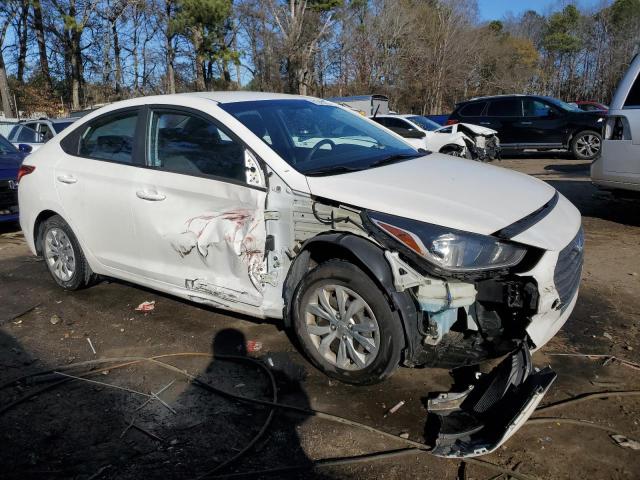 3KPC24A36JE032855 - 2018 HYUNDAI ACCENT SE WHITE photo 4