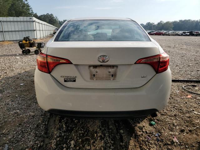 5YFBURHEXJP761630 - 2018 TOYOTA COROLLA L WHITE photo 6