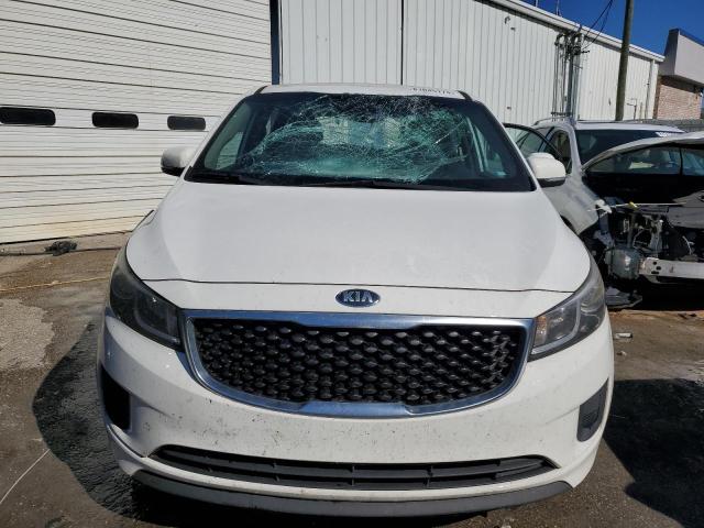 KNDMA5C13G6128935 - 2016 KIA SEDONA L WHITE photo 5