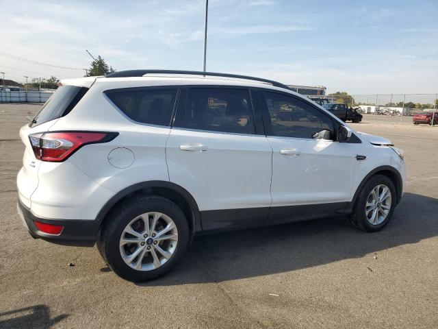 1FMCU9GD5JUC11098 - 2018 FORD ESCAPE SE WHITE photo 3