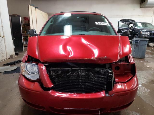 2C4GP54L85R460158 - 2005 CHRYSLER TOWN & COU TOURING RED photo 5