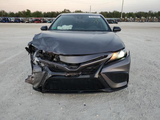 4T1T11AKXPU767580 - 2023 TOYOTA CAMRY SE NIGHT SHADE CHARCOAL photo 5