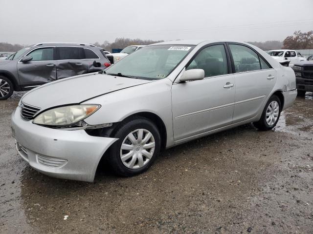 4T1BE32K15U059824 - 2005 TOYOTA CAMRY LE SILVER photo 1