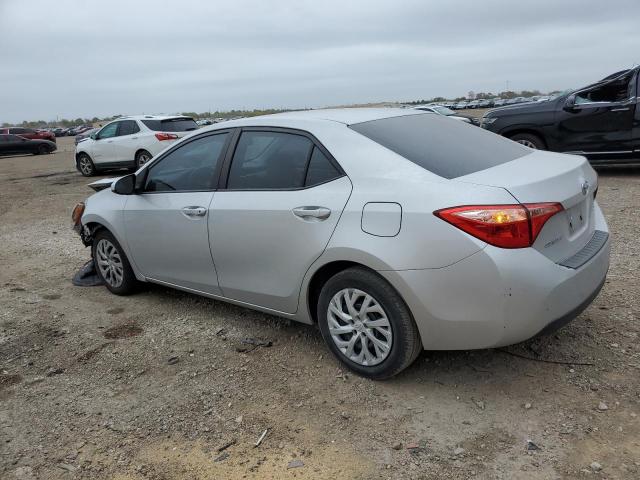 5YFBURHE2JP813414 - 2018 TOYOTA COROLLA L SILVER photo 2