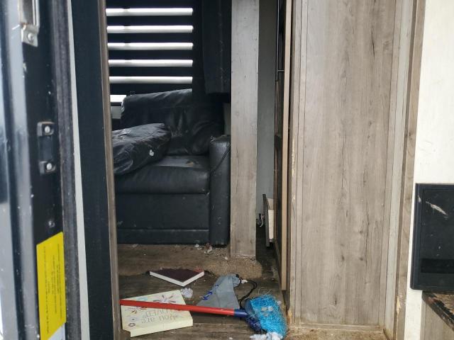 5ZT3SR3B8N6108801 - 2022 FOREST RIVER SABRE M-38DBQ TWO TONE photo 5