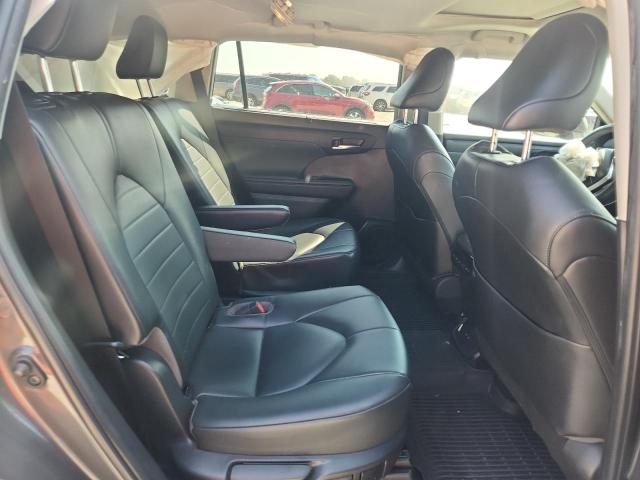 5TDHZRAH6NS136865 - 2022 TOYOTA HIGHLANDER XLE 灰色 照片 11