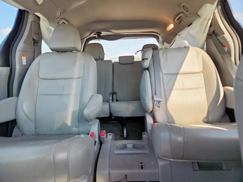 5TDYZ3DC5JS925340 - 2018 TOYOTA SIENNA XLE GRAY photo 10