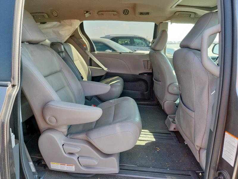 5TDYZ3DC5JS925340 - 2018 TOYOTA SIENNA XLE GRAY photo 11