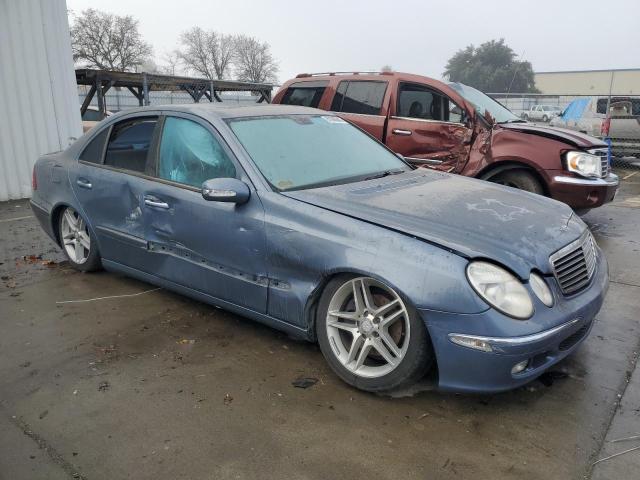 WDBUF65J84A488567 - 2004 MERCEDES-BENZ E 320 BLUE photo 4