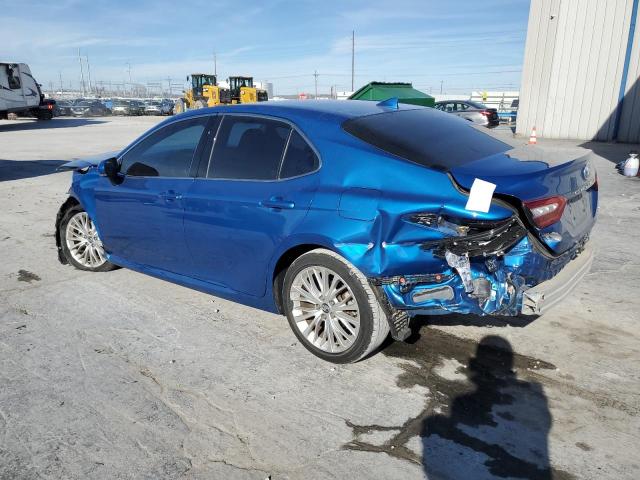 4T1F11AK6LU318467 - 2020 TOYOTA CAMRY XLE BLUE photo 2