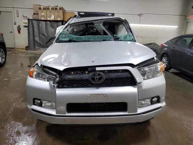 JTEBU5JRXB5046556 - 2011 TOYOTA 4RUNNER SR5 SILVER photo 5