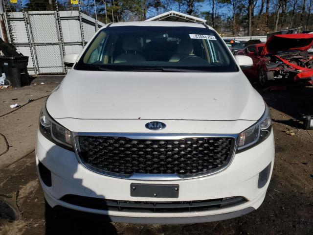 KNDMB5C15G6094655 - 2016 KIA SEDONA LX WHITE photo 5