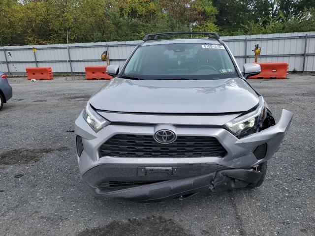 2T3P1RFV0PC360234 - 2023 TOYOTA RAV4 XLE Gümüş fotoğraf 5