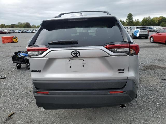 2T3P1RFV0PC360234 - 2023 TOYOTA RAV4 XLE Gümüş fotoğraf 6