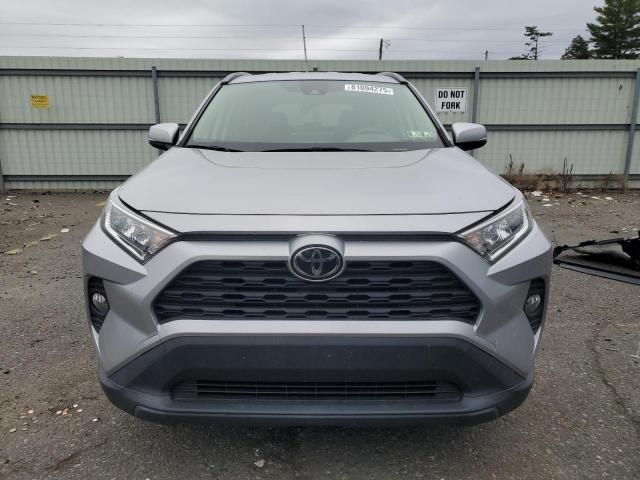 JTMP1RFVXLD058598 - 2020 TOYOTA RAV4 XLE SILVER photo 5